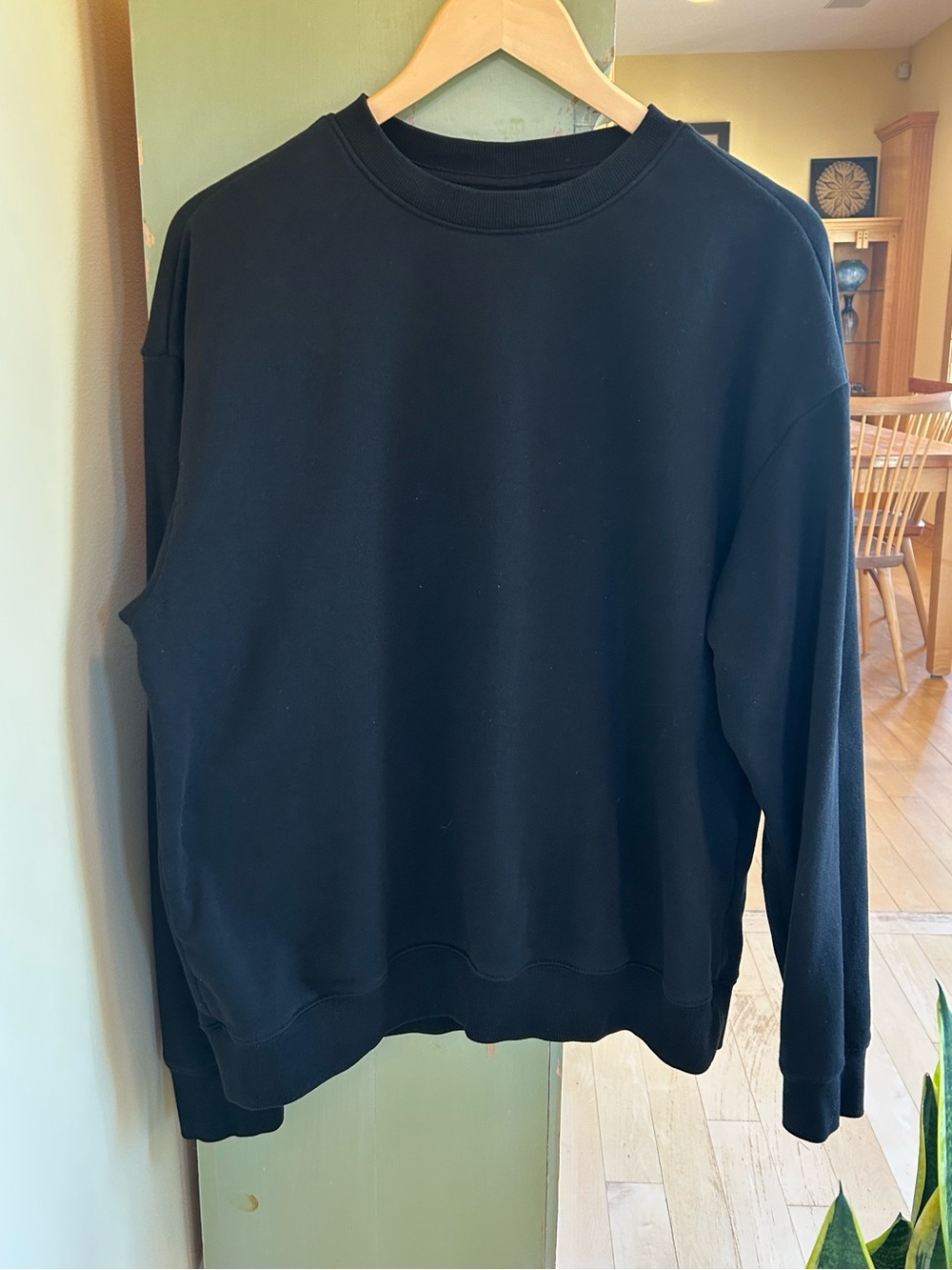 H&M Loose Fit Men’s Crewneck Sweatshirt in Black Size Medium